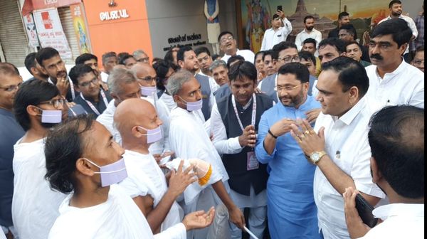 તા.૧૦/૦૭/૨૦૨૪ ના રોજ જૈન સમાજના આચાર્ય શ્રી મહાશ્રમણજીનું આગમન સાંજે ૬:૦૦ કલાકે બારડોલીમાં થયું જેમાં સુરત જીલ્લા મહામંત્રી શ્રી જીગરભાઈ નાયક, પૂર્વ કેબિનેટ મંત્રી અને હાલના બારડોલી ધારાસભ્ય શ્રી ઈશ્વરભાઈ પરમાર, પૂર્વ જીલ્લા પંચાયત પ્રમુખ શ્રી ભાવેશભાઈ પટેલ, પલસાણા તાલુકાના ભાજપના પ્રભારી શ્રી જીતેન્દ્ર વાંસીયા, બારડોલી નગર ભાજપ પ્રમુખ શ્રી અનંતભાઈ જૈન, બારડોલી નગરપાલિકાના પ્રમુખ શ્રી ધર્મેશભાઈ પટેલ તેમજ સૌ આગેવાનો હાજર રહ્યા અને એમનું સ્વાગત કરી આશિર્વાદ લીધા.